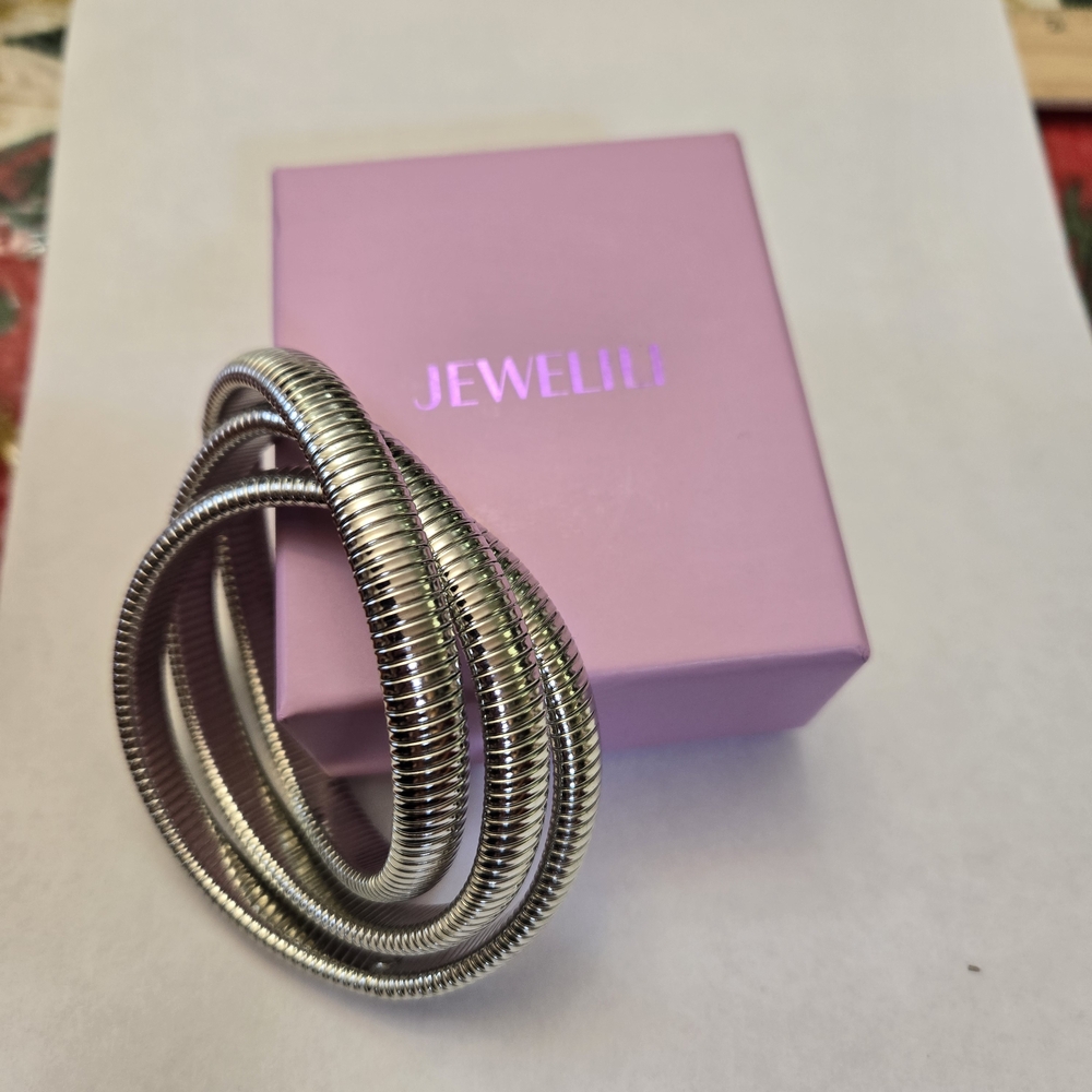 Interlocking Omega Bracelet - Picture 10 of 10